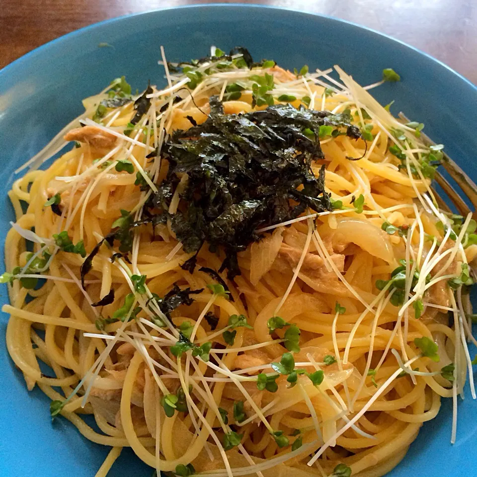 Snapdishの料理写真:リピ〜☆ツナと玉ねぎのにんにく醤油パスタ☆ by ☆栄養士のれしぴ☆|ゆうみん（4人の母ちゃん）さん