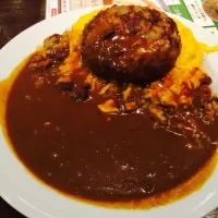 Snapdishの料理写真:こちらは日本のCoCo壱番屋！
ハンバーグとスクランブルエッグ|くいちゃんさん