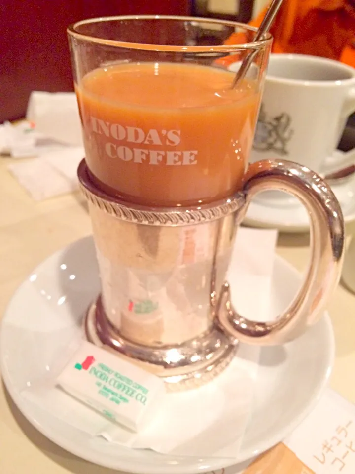 イノダコーヒーのホットミルクティー。奥はコーヒー。|なおさん