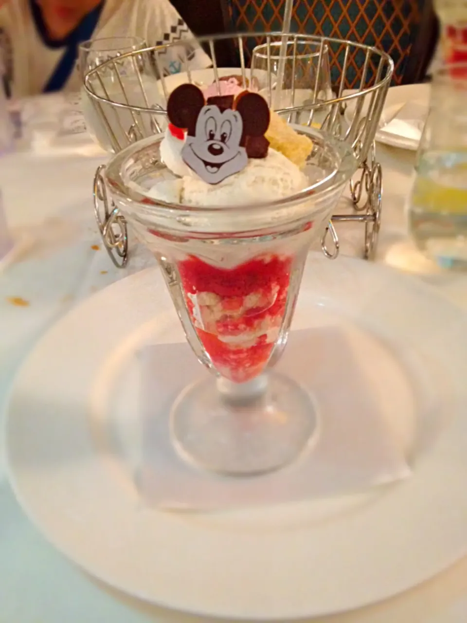 Snapdishの料理写真:ストロベリーサンデー 〜ディズニークルーズ🚢〜|チビミミさん