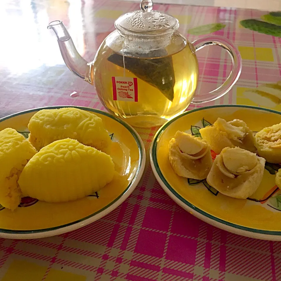 Snowskin mooncakes and oolong peach tea.|해리さん