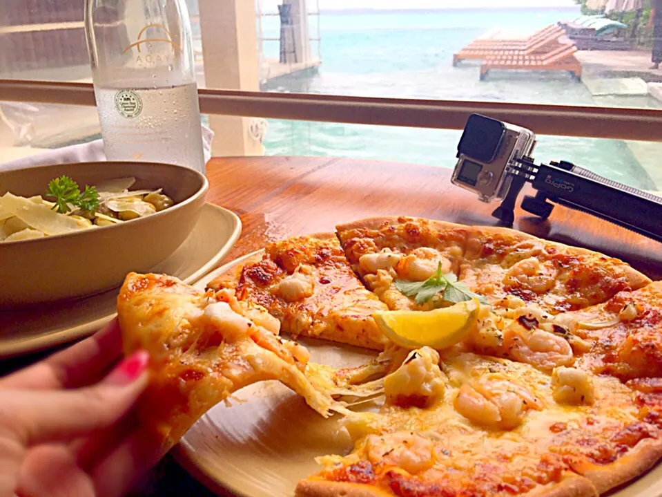 Lobster & prawan deluxe pizza from Zeroo dagree restaurant|reviliaさん