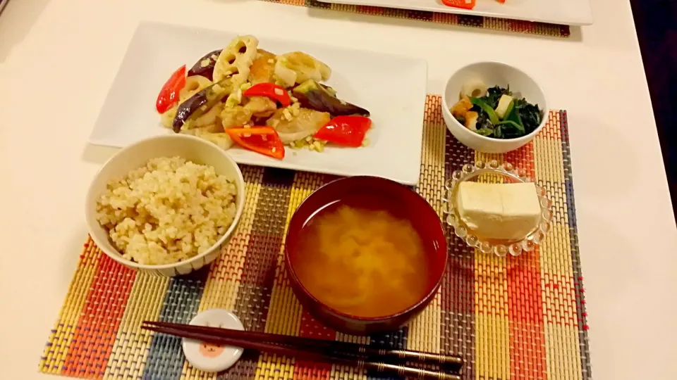 Snapdishの料理写真:今日の夕食 焼き野菜と唐揚げの万能生姜ダレ、ほうれん草とちくわの辛子醤油和え、冷奴、玄米、玉ねぎの味噌汁|pinknari🐰🌈さん