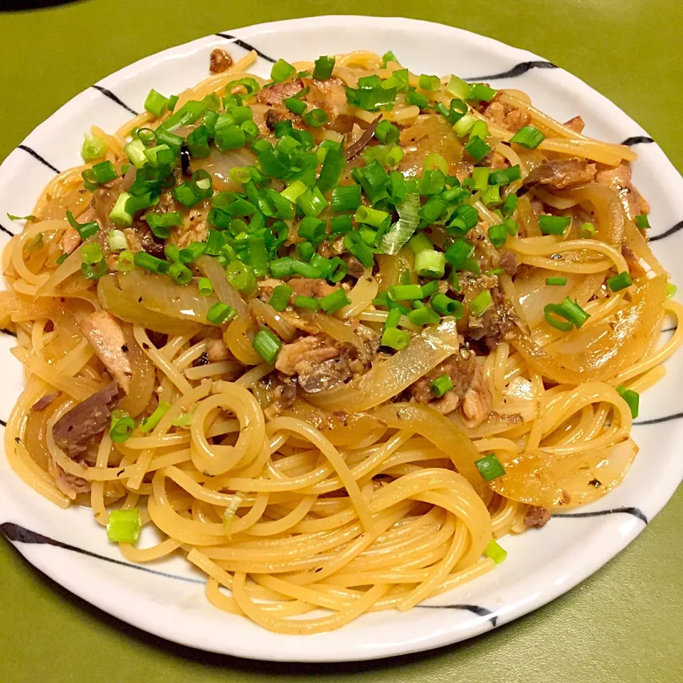 【即興おつまみ】鰯の缶詰とナンプラーのパスタ|ペン太トニックさん