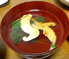 うっかり0303さんの秋のごちそうマツタケのお吸い物楽天レシピ 楽天レシピ Snapdish スナップディッシュ Id Fsm5ka