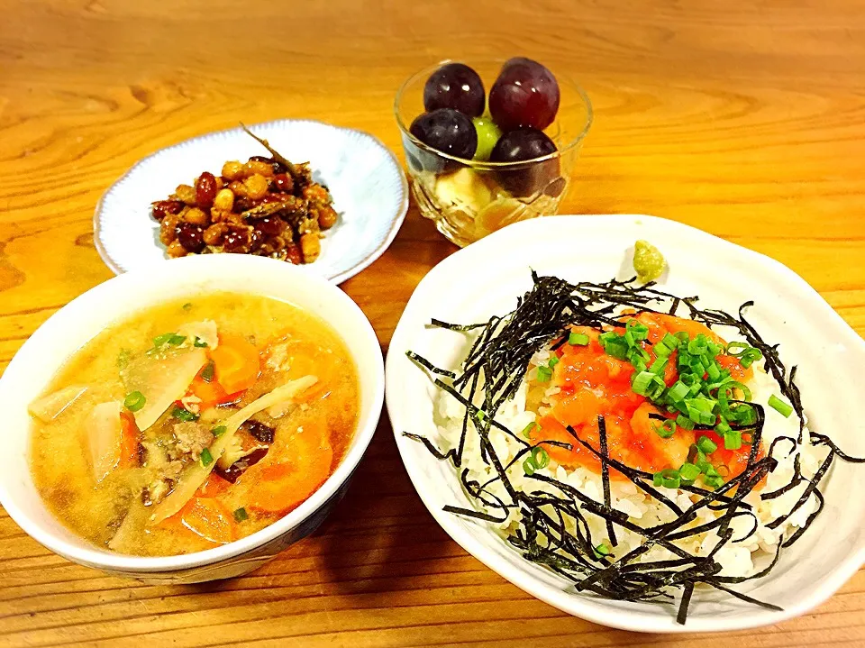 Snapdishの料理写真:サーモン丼、豚汁、カルシウムたっぷりミックス豆と小魚の甘辛炒め。|pepiさん