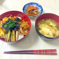 Snapdishの料理写真:焼き鳥丼
きんぴらごぼう
お味噌汁|しお じゅんさん