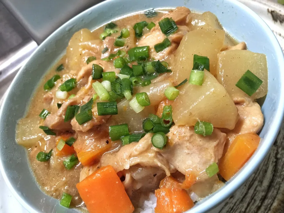 お気に入りの鶏肉と大根の白味噌煮込みをご飯にかけて。たまらんわ〜。|たけうちさん