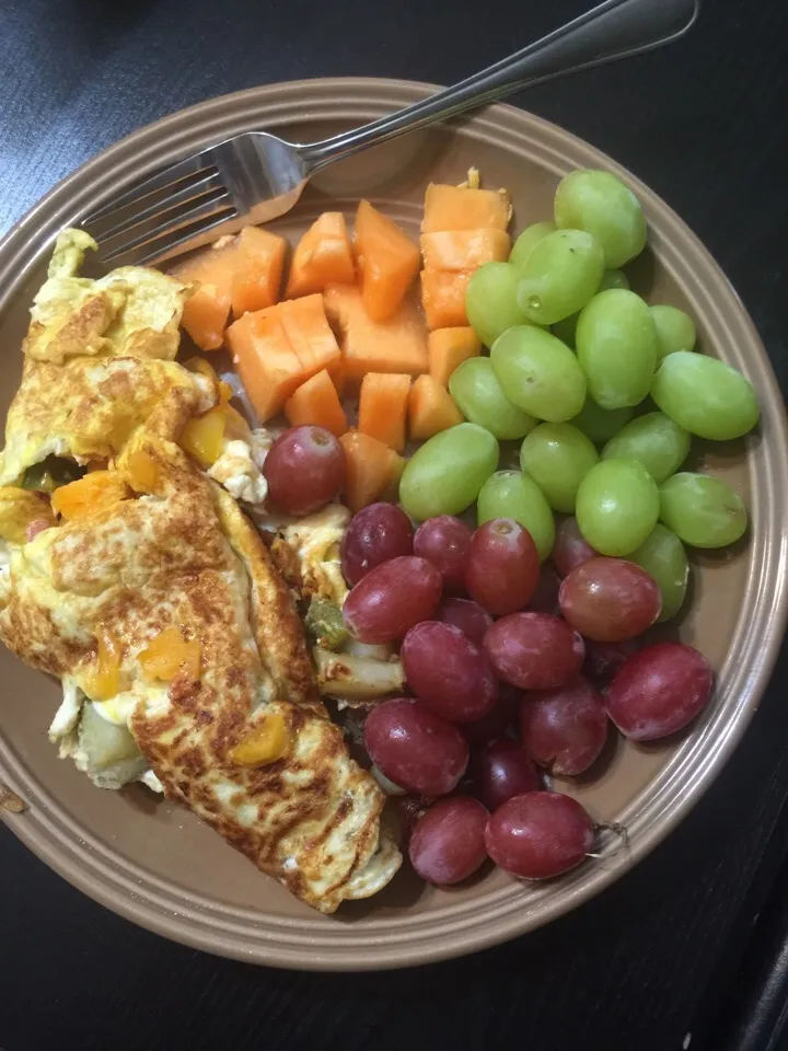 Saturday breakfast- eggs (w/potatoes, peppers, tomatoes & sausage), cantaloupe, red & green grapes|Richard Thompsonさん