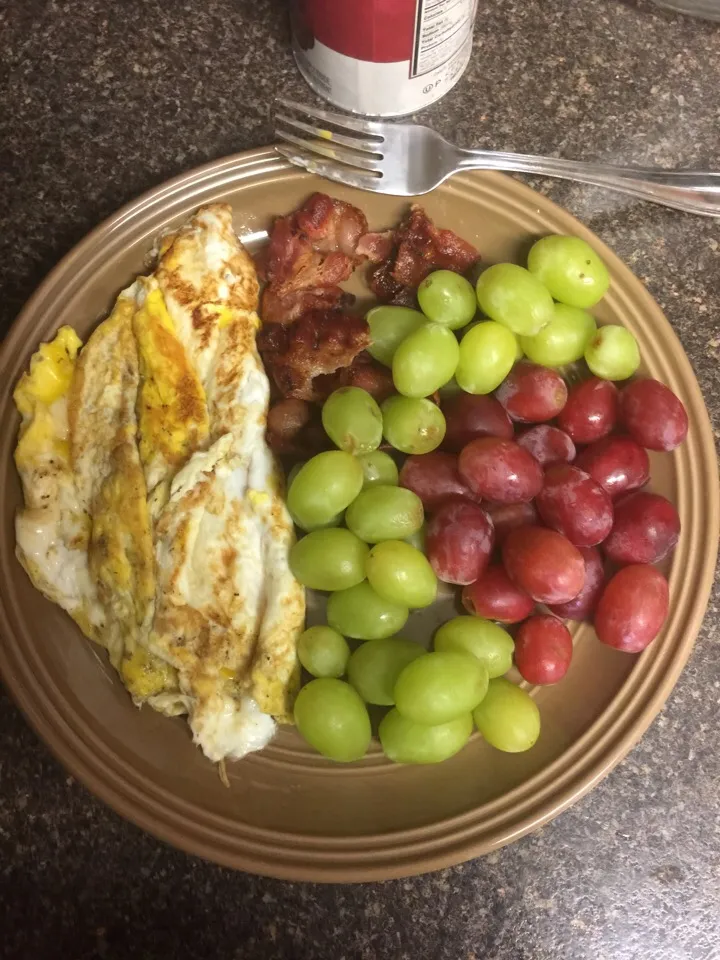 his mornings breakfast #eggs #greengrapes #redgrapes #bacon|Richard Thompsonさん