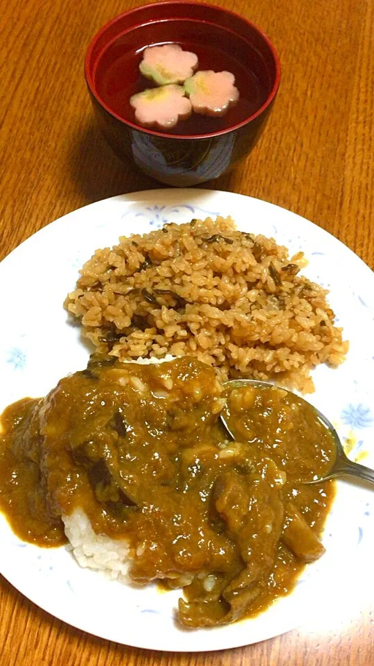 Snapdishの料理写真:冷蔵庫のお掃除。残り物のカレーと、塩昆布の炊き込みご飯。and お吸い物。|せなさん