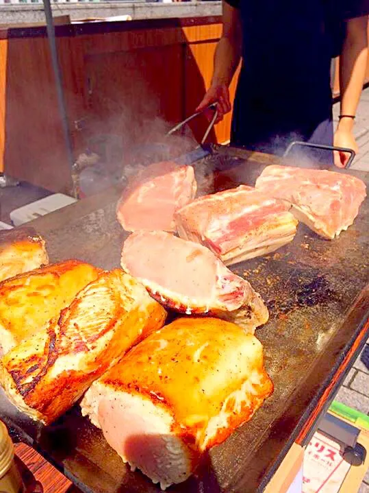 新宿熊野神社大祭礼のお祭りでホエー豚バルサミコソースかけ赤ワイン入り焼きそば|あきさん