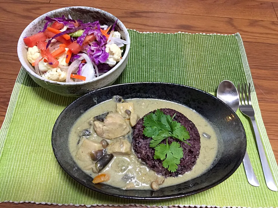 Snapdishの料理写真:Thai green curry and salad|Mac Makoto Kunoさん