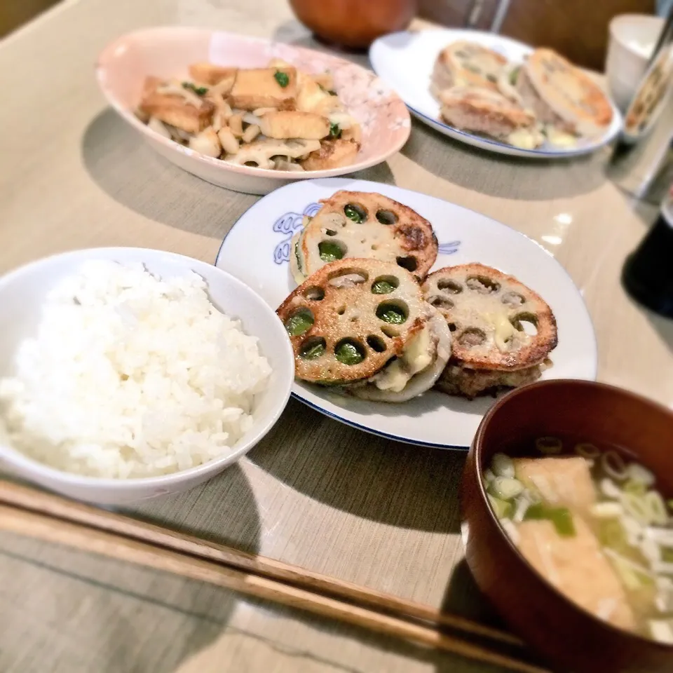 レンコンのはさみ焼き
レンコンと厚揚げとシソの炒め物
厚揚げとネギの味噌汁|はるかさん