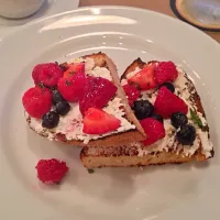 Snapdishの料理写真:Ricotta bruschetta (w/ berries & honey)|eliseさん