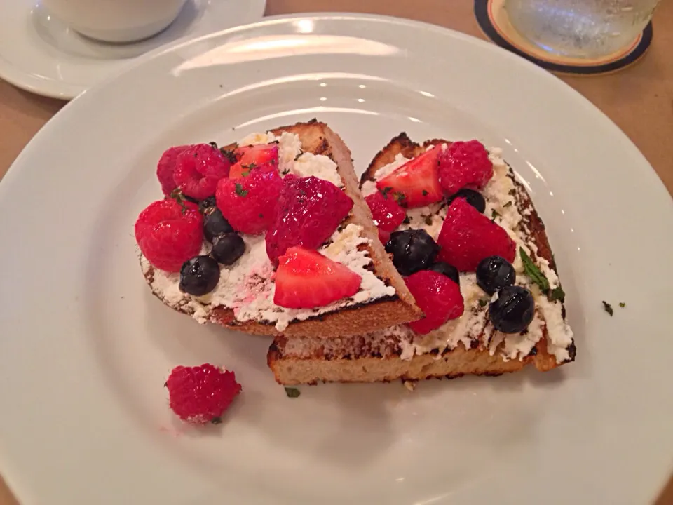 Ricotta bruschetta (w/ berries & honey)|eliseさん