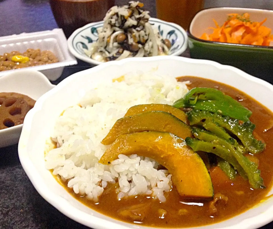 晩ごはん 日曜日はカレーの日  カボチャピーマンゴーヤカレー   ひじきと大根のサラダ  にんじんマリネ 蓮根のソースきんぴら  納豆  大根の皮の味噌汁|ぽんたさん