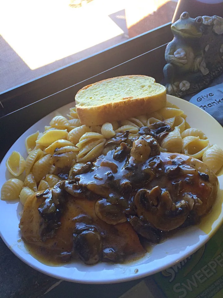 Snapdishの料理写真:Sunday Dinner 🍴 Chicken Marsala with lightly butter Shells and of course Garlic Toast.|Redoyka M Guerreroさん