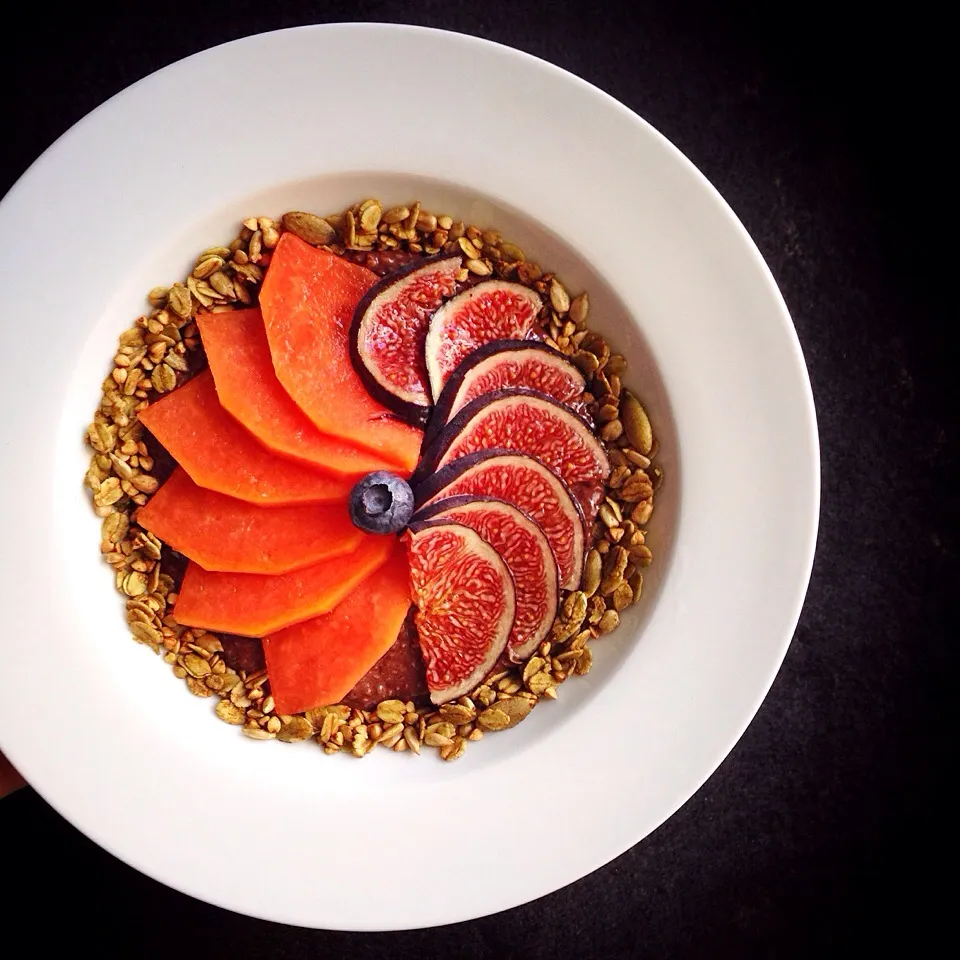 Dark chocolate chia pudding with matcha granola, fresh papaya & figs|coxiella24さん