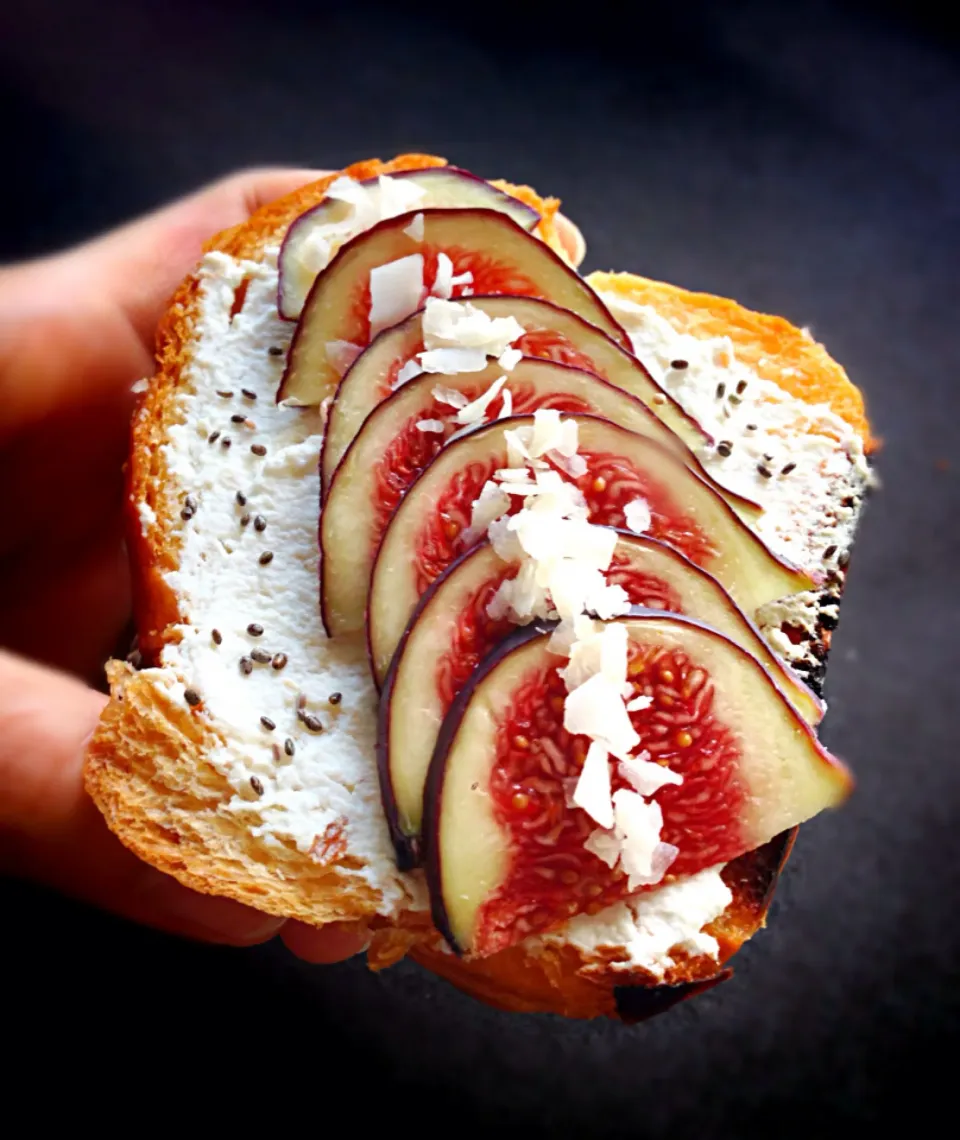 Fresh figs & ricotta cheese on brioche toast with chia seeds & coconut flakes|coxiella24さん