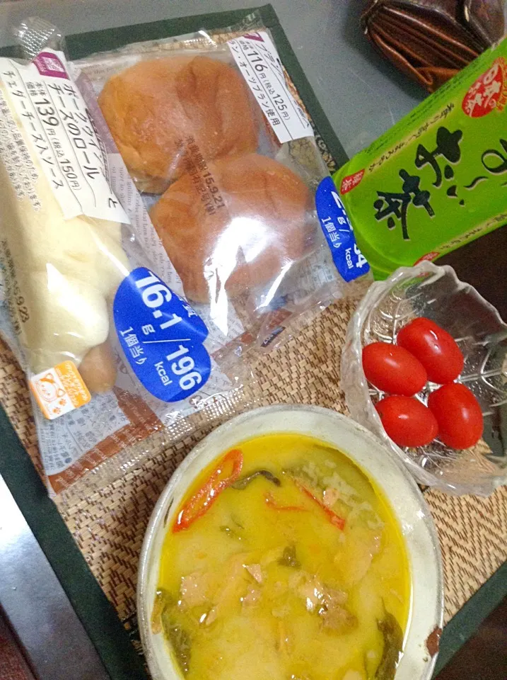 Snapdishの料理写真:ローソンのパン＆いなばの缶詰＆ミニトマト|まぐろさん