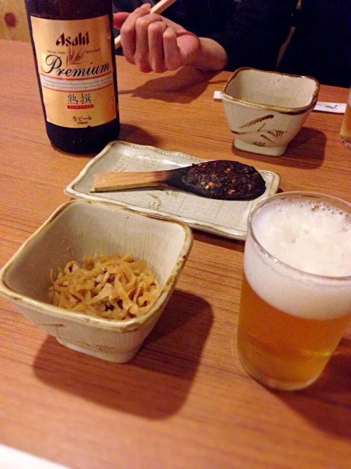 とりあえずビールと蕎麦味噌。|しらこさん