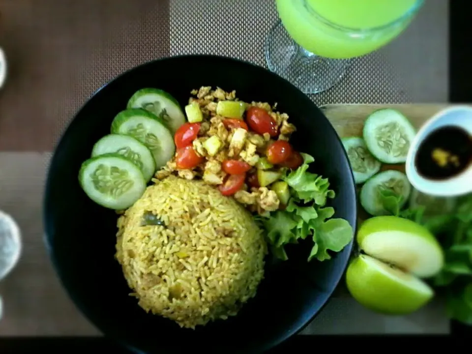 Chicken Fried Rice w/ Egg Tomatoe Omelette Guava Juice Apple Zucchini Shoyu Sauce Platter ✔|🌼 Pooja's Kitchenette 🌼さん