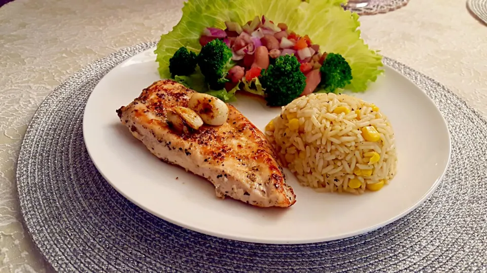 Latin herb chicken saute .beans salad  with lettuce dome..corn rice.|Saito  Iwaoさん