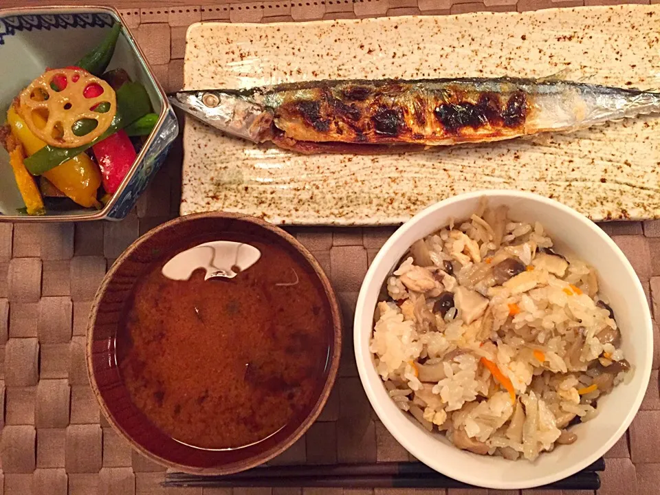 秋の和定食。秋刀魚の塩焼き、鶏肉ときのこの炊き込みご飯、彩り野菜の焼き浸し、しじみの味噌汁です。|taka-chanさん