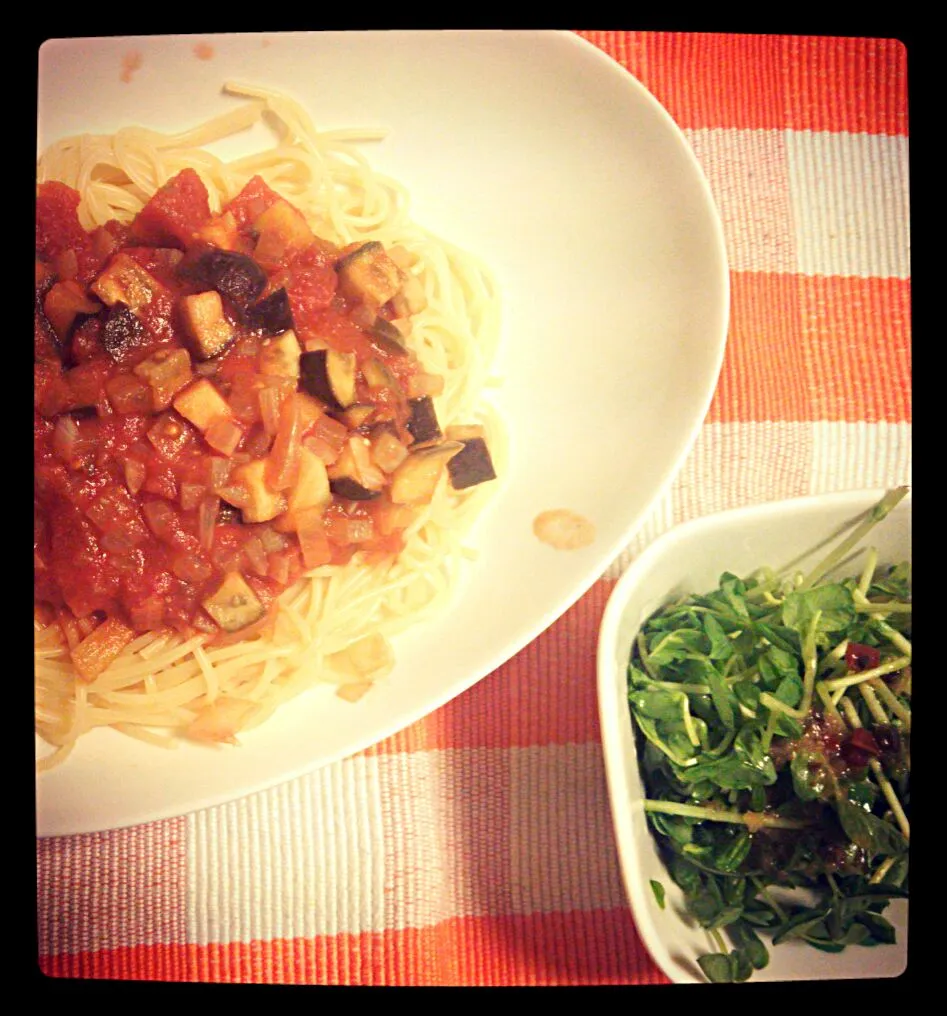 Snapdishの料理写真:トマトソーススパゲティと、豆苗のサラダ|tomatoさん