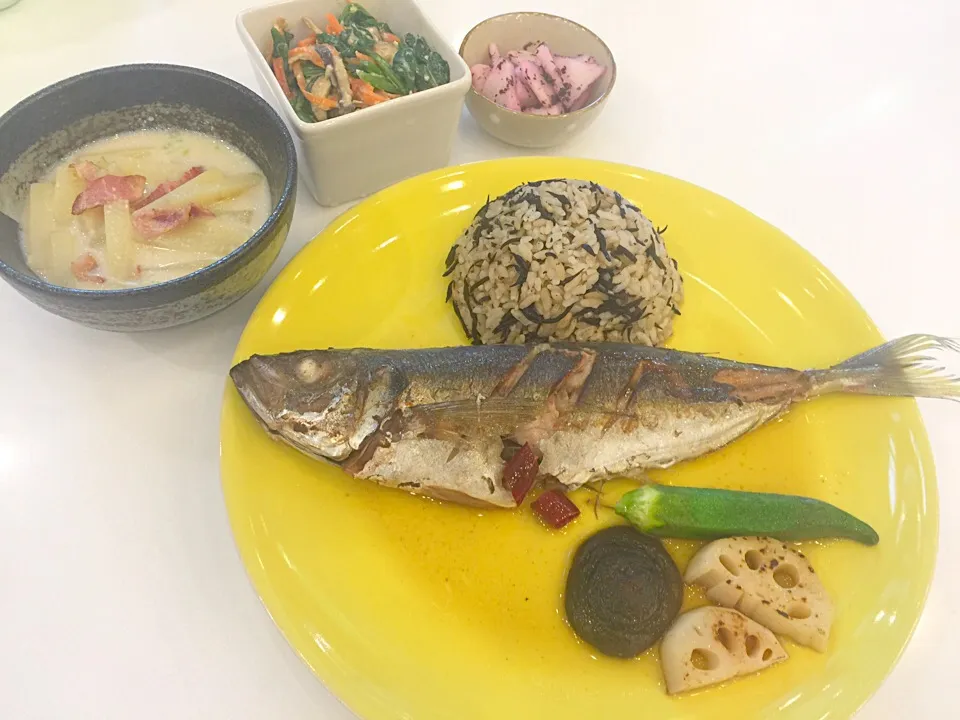 ☆和式鄉土料理
主菜：竹莢魚煎輕蔬/羊栖菜炊飯
副菜：卡特基乳酪涼拌野菜/大根漬物
湯：培根馬鈴薯味噌湯|Ya-lin Tangさん