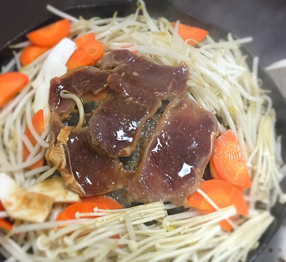 今日の晩御飯はジンギスカンよぉ（≧∇≦） 北海道に帰ったつもりで、いただきまーす！|リュカさん