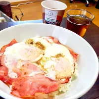 ベーコンエッグ丼。|ぱぴぃ。さん