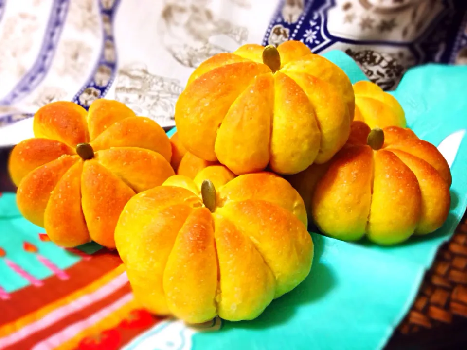 Pumpkin shaped bread.....doesn't look nice though.....😓 パンプキンパンを作ってみたけど、ブサイクになった…の巻😓|pinkcamomillaさん