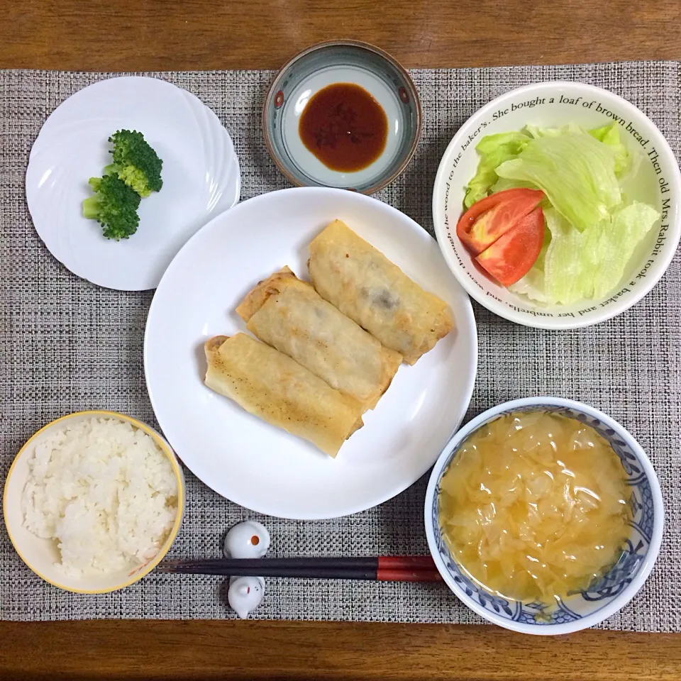 27.9.21 春巻き、ブロッコリー、サラダ、キャベツの味噌汁、ご飯|ponhoppelさん