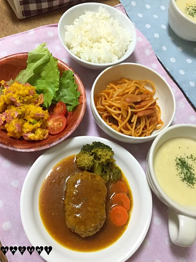 Snapdishの料理写真:9/21(月)晩ごはん♡煮込みハンバーグ  パンプキンサラダ  ナポリタン  ご飯  コーンスープ|⁑葉月⁑さん