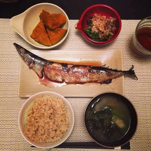 My favorite Washoku (Japanese) style dinner! -Sanma,Nimono of pumpkin,Ohitashi(boiled spinach with soy sauce),Miso soup with okra n brown seaweed|CHUENCHAIさん