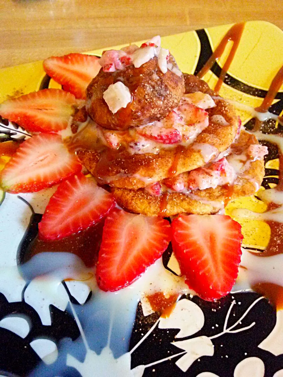 Churro cinnamon cake , with strawberries & cream (it started as cookies and ended up as cake) hehe taste pretty good tho.|Chef-Jonathan TRさん