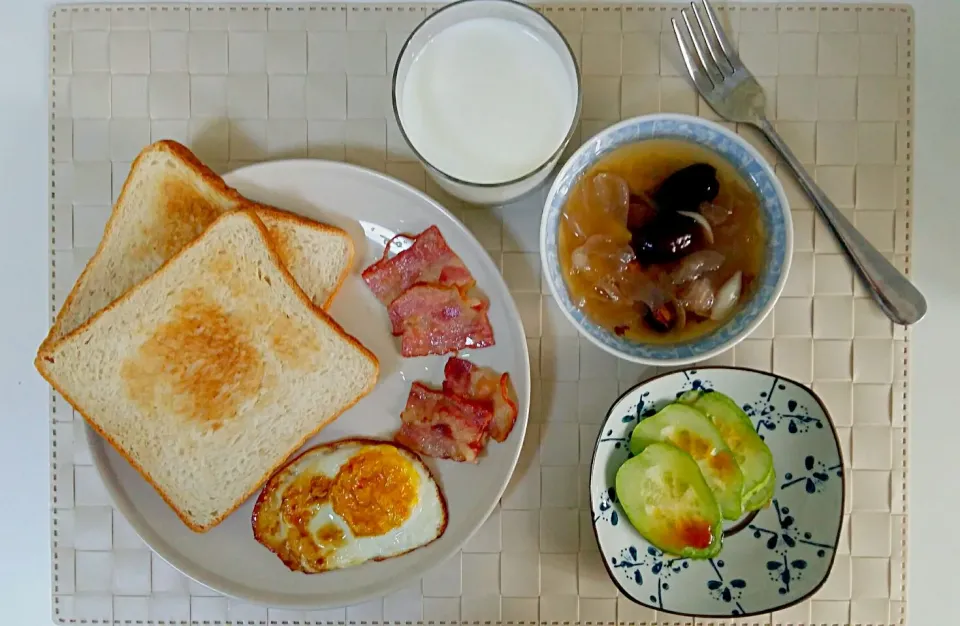 Breakfast: toast, fried bacon, fried egg, sliced cumcuber, sweet soup with, milk.|Liciaさん