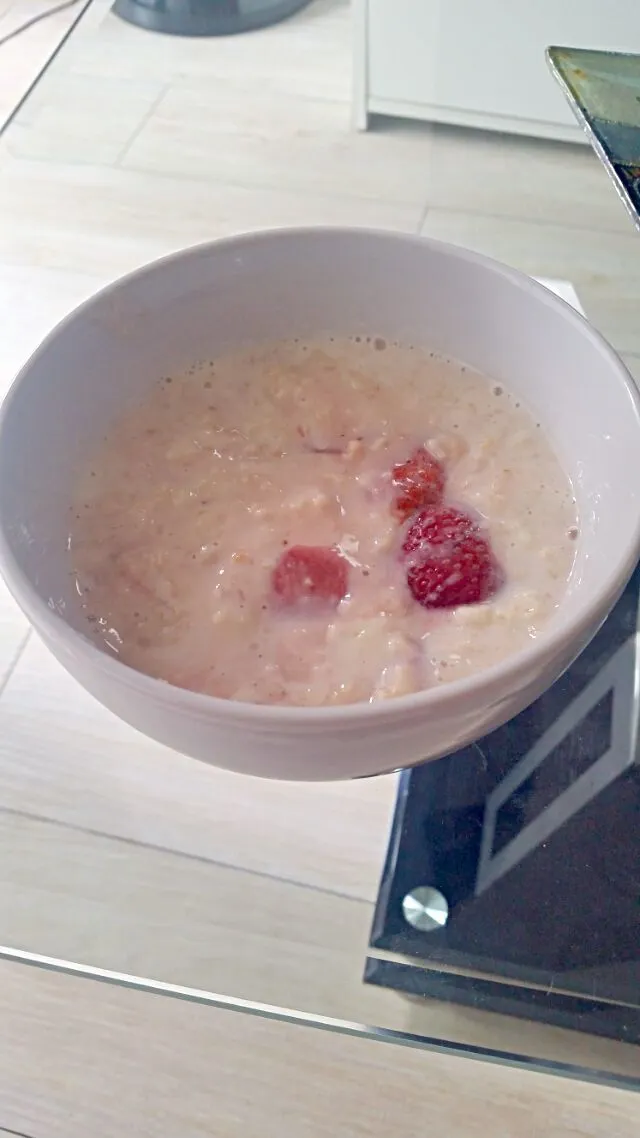 strawberry oatmeal|Marjorie Estúpinanさん