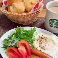 Snapdishの料理写真:焼きたてぶどうパンの朝ごはん|あゆみさん