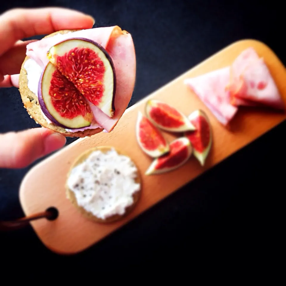 Multigrain oatcakes with ricotta cheese, fresh figs and ham リコッタチーズ , イチジク, ハム,|coxiella24さん