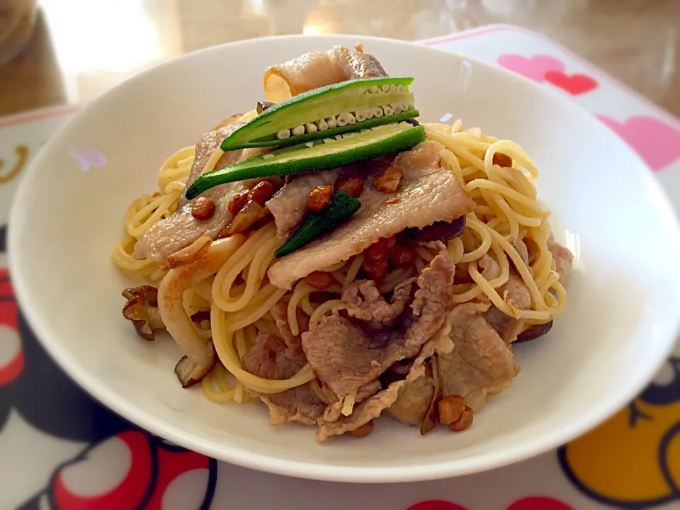 玉露園の昆布茶で作った、納豆と豚肉とオクラ、しめじのパスタ|Yoko Kunoさん