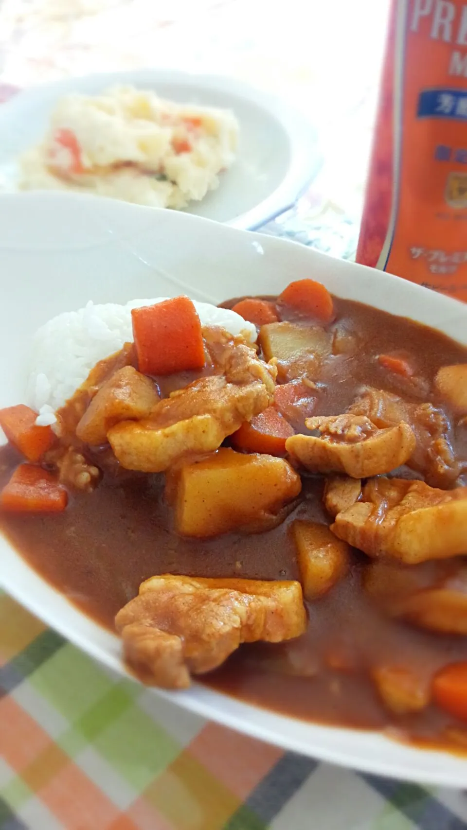 豚バラととりもも肉カレー。付け合わせはポテトサラダでたっぷりじゃがいも。|kadaoさん