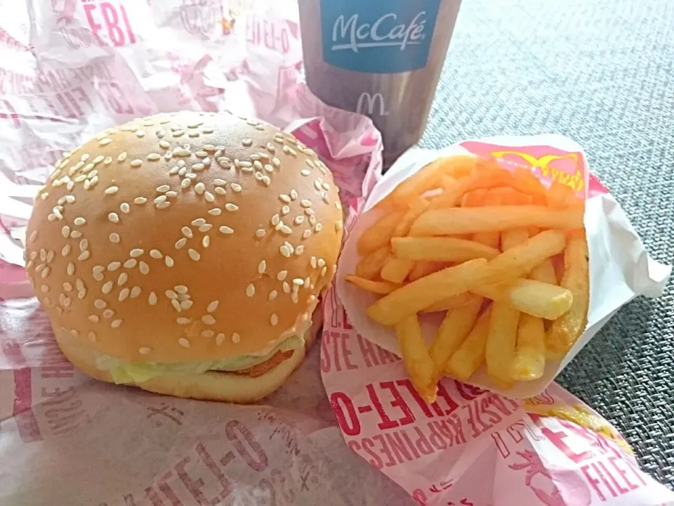 Snapdishの料理写真:今日のお昼は 食べたいものが思い浮かばず ドライブスルーでⓂ🍔🍟買って 自宅で食べてます♪
あと30分したら 帰社します(笑)|yokoさん