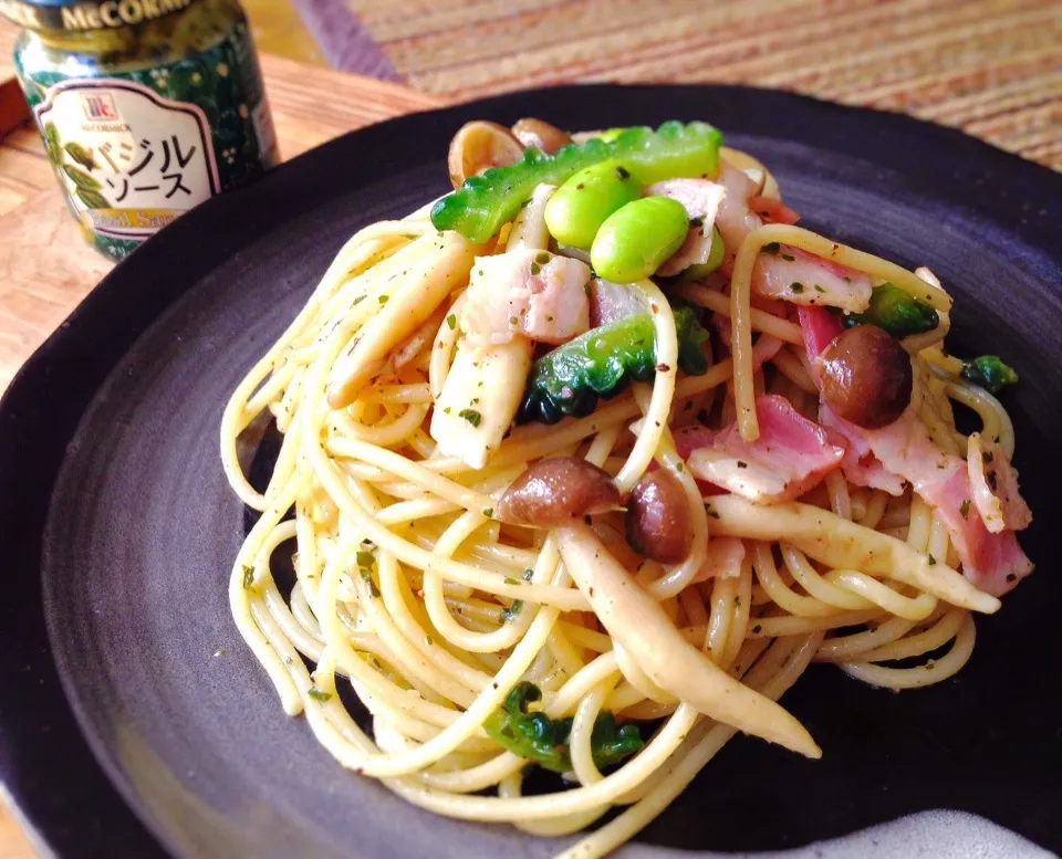 休日昼ごはん  バジルとブラックペッパーのパスタ|砂雪さん