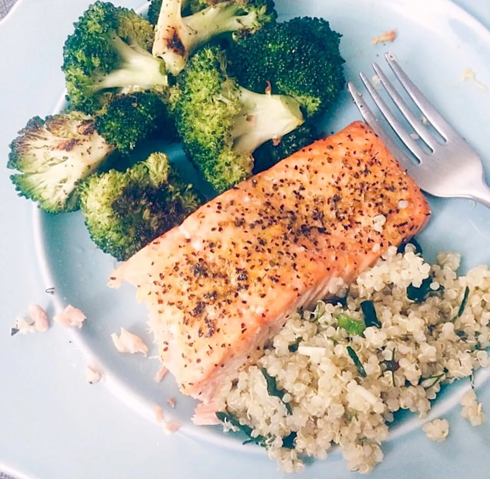 Roasted salmon,broccoli and quinoa at the side|bukky danielsさん