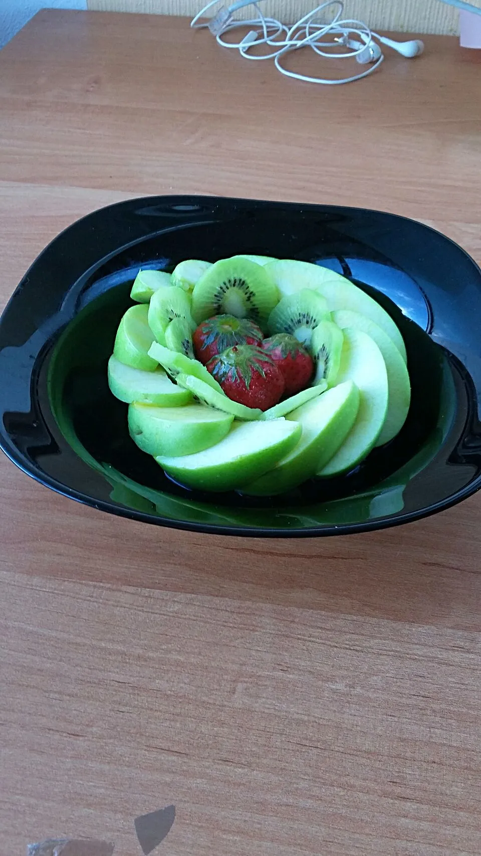 kiwi-apple salad|Ellen Natasha Kabatetsiさん