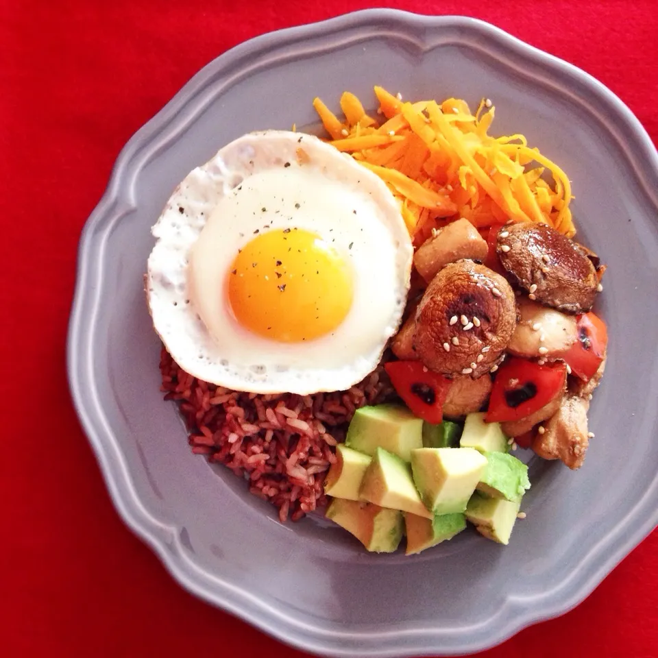 Grain bowl - teriyaki chicken cubes, charred red pepper & baby portobello, sautéed carrots, avocado, brown rice, 🍳|coxiella24さん