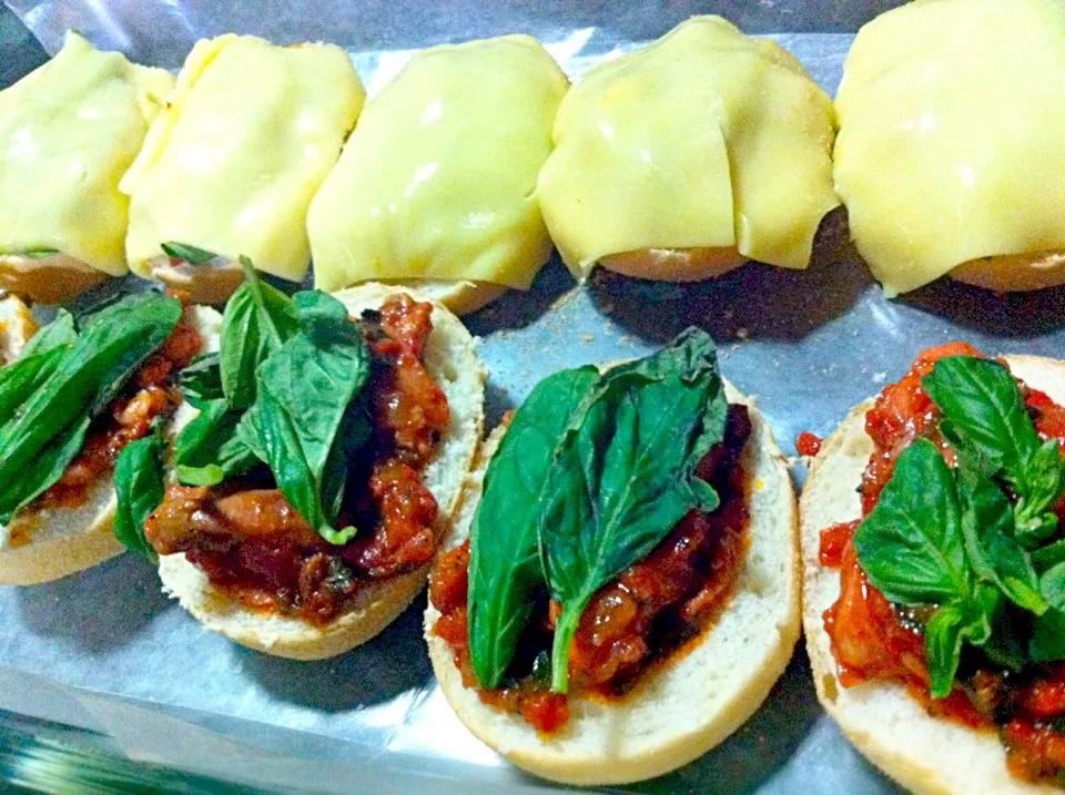 Baked Pandesal topped with Chicken-Pimiento-Basil|JM de Guzmanさん